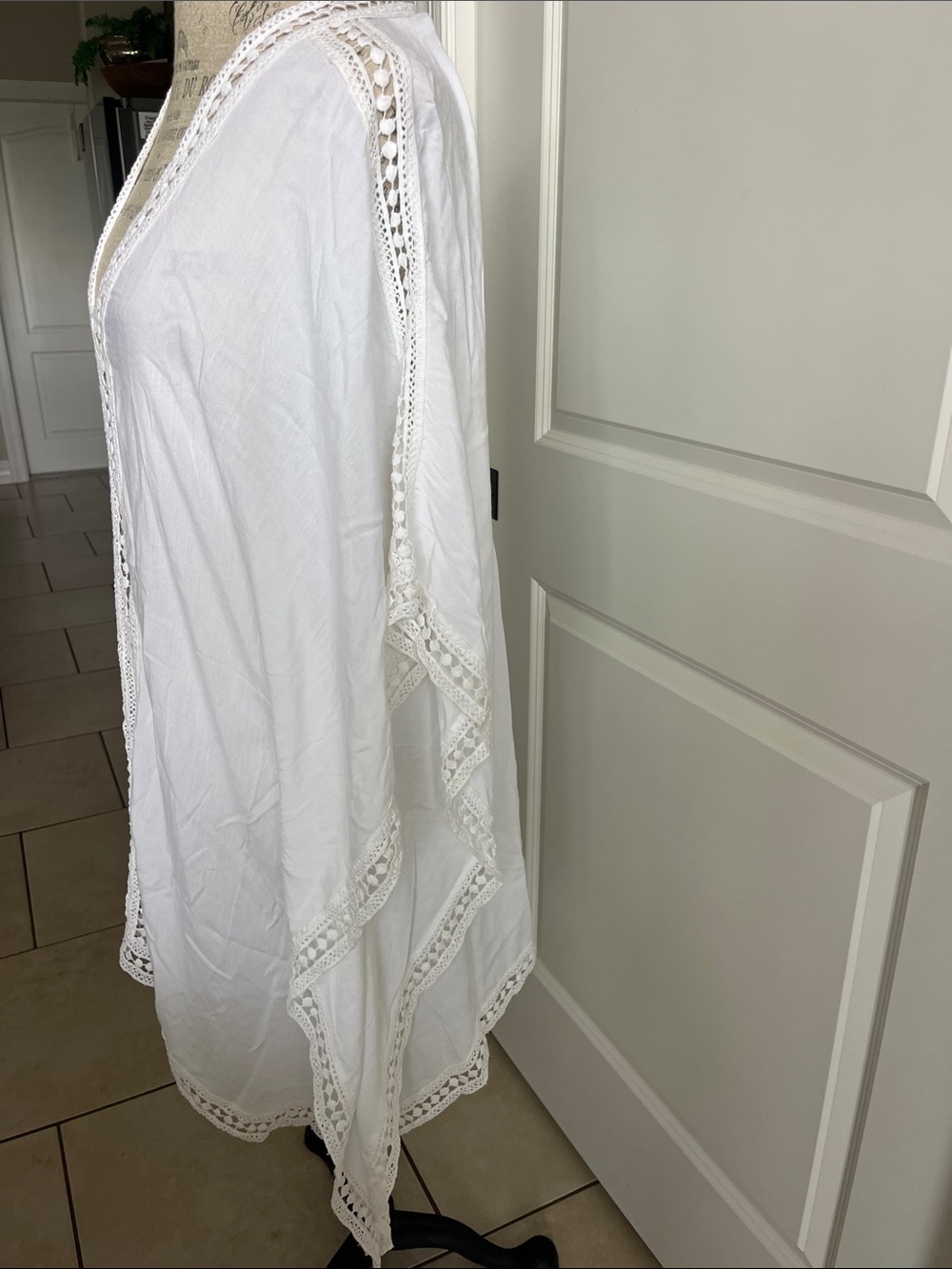 EUC Tommy Bahama white rayon and cotton lace trim swim cover-up medium - Picture 6 of 9